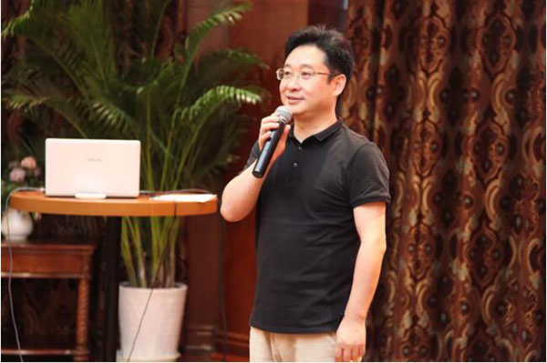 2清華校友生命科學(xué)與醫(yī)療健康協(xié)會秘書長余永定擔(dān)任主持.jpg