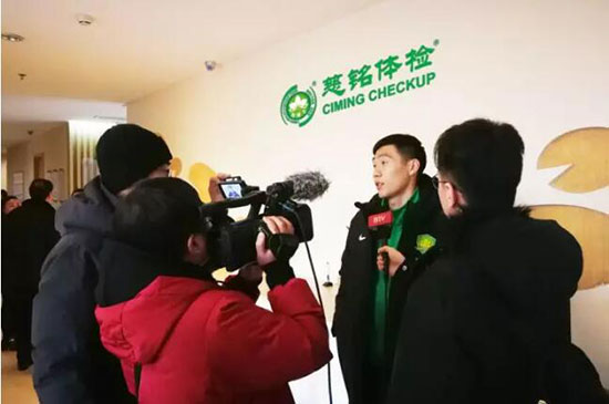 4國安隊員雷騰龍接受媒體采訪.jpg