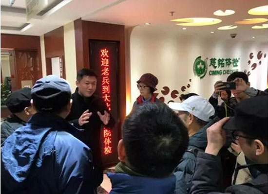 4羅旭和老兵們溫暖交流.jpg