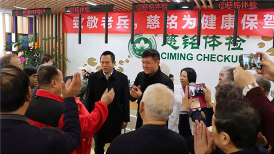 5慈銘集團黨委副書記楊豐偉與羅旭現場慰問老兵們.jpg
