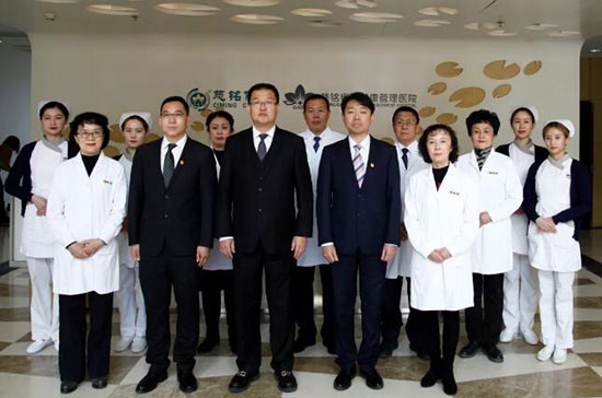 6慈銘體檢集團聯席總裁韓圣群，北京公司常務副總張碩和醫療管理團隊及員工代表集體向社會鄭重承諾“生命之托，質量為本”.jpg