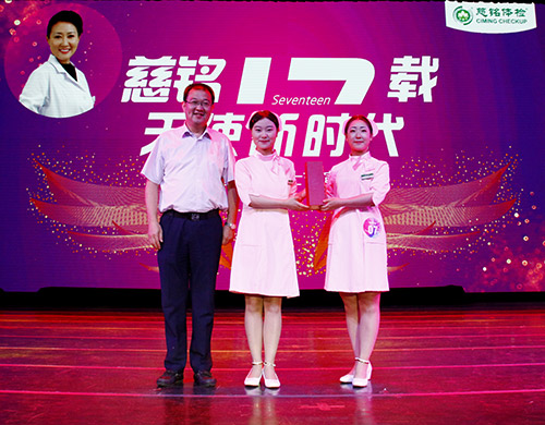 慈銘集團聯席總裁兼北京公司總經理韓圣群為一等獎獲得者——亞運村分院張歌、李杉杉頒獎圖片.jpg