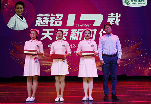 北京公司常務副總經理張碩為二等獎獲得者——上地分院唐艷春、雍和宮分院康延飛頒獎圖片.jpg