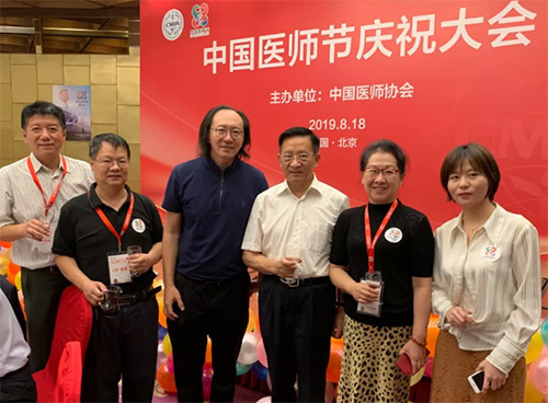 4中國醫(yī)師協(xié)會(huì)健康管理專業(yè)委員會(huì)主委、慈銘集團(tuán)黨委書記、董事長(zhǎng)胡波帶團(tuán)隊(duì)向張雁靈會(huì)長(zhǎng)匯報(bào).jpg