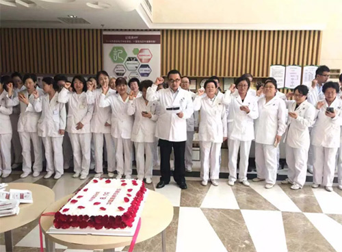 8慈銘體檢奧亞分院為在崗在職的醫(yī)師們慶祝“中國醫(yī)師節(jié)”.jpg