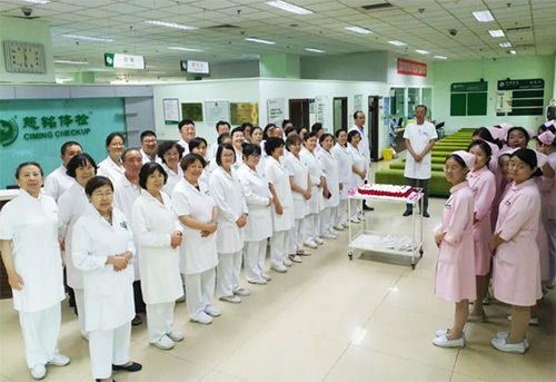 12慈銘體檢世紀(jì)城分院為在崗在職的醫(yī)師們慶祝“中國醫(yī)師節(jié)”.jpg