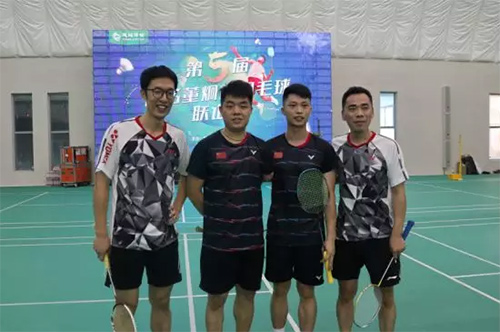 11中國殘疾人羽毛球國家隊隊員與獲勝隊打友誼賽并合影.jpg