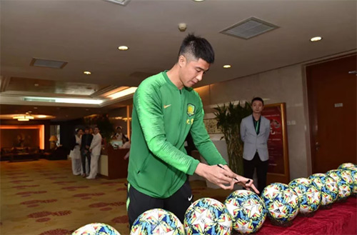 5中赫國安知名球員在慈銘簽名足球.jpg