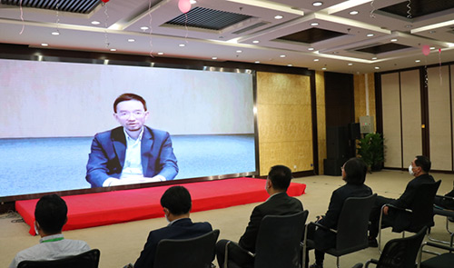 7美年大健康集團(tuán)董事長俞熔發(fā)來視頻對受到表彰的慈銘體檢醫(yī)療隊(duì)員表示祝賀.jpg