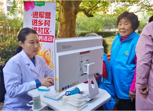2韓小紅博士帶領慈銘醫生團隊進社區義診.jpg