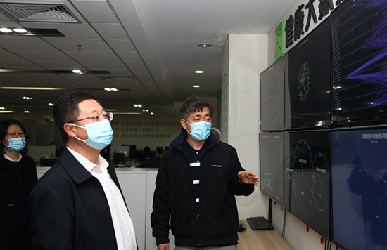 4工作人員向常司長介紹大數據運行中心.jpg