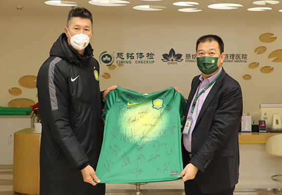 3慈銘集團聯席總裁韓圣群與中赫國安領隊符兵合影互贈禮物2.jpg